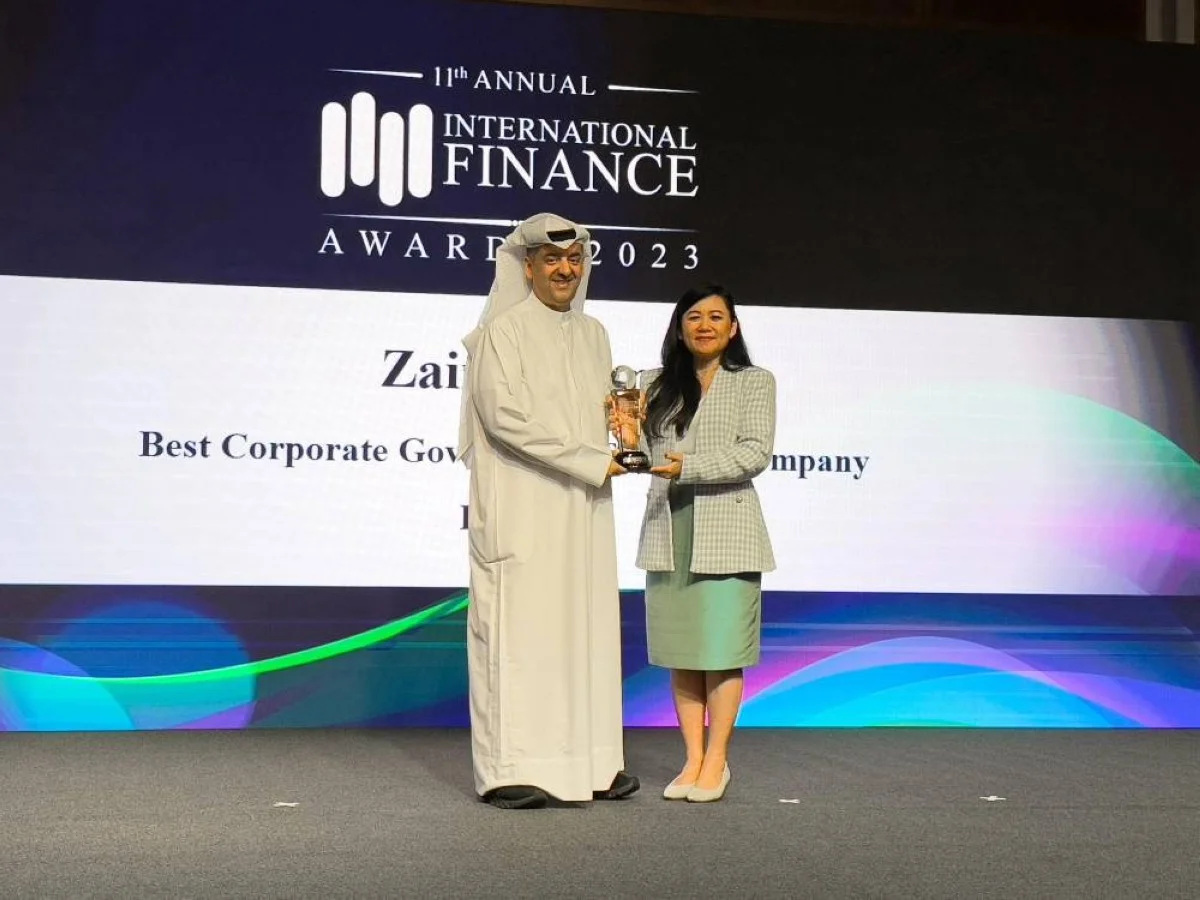 Waleed Al Khashti receives Zain’s awards in Dubai.