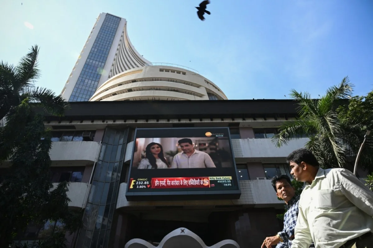 MUMBAI: Pedestrians walk past the Bombay Stock Exchange (BSE) building in Mumbai on January 23, 2024. India's stock market has edged out Hong Kong to become the world's fourth-largest, a milestone that underscores growing global investor optimism about New Delhi's economic prospects.—AFP