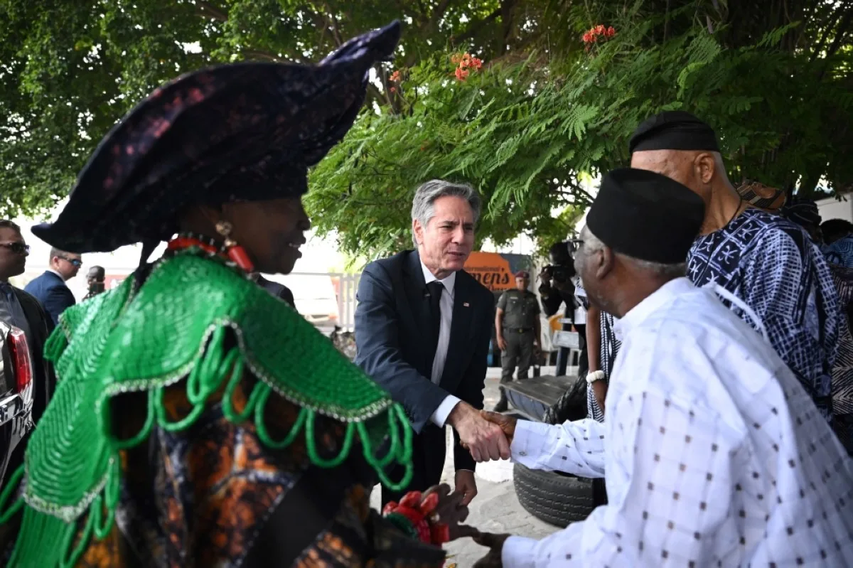 LAGOS: US Secretary of State Antony Blinken (center) meets Nigerian artist Bruce Onobrakpeya (right) during his visit to the Nike Art Gallery in Lagos on January 24, 2024. -- AFP