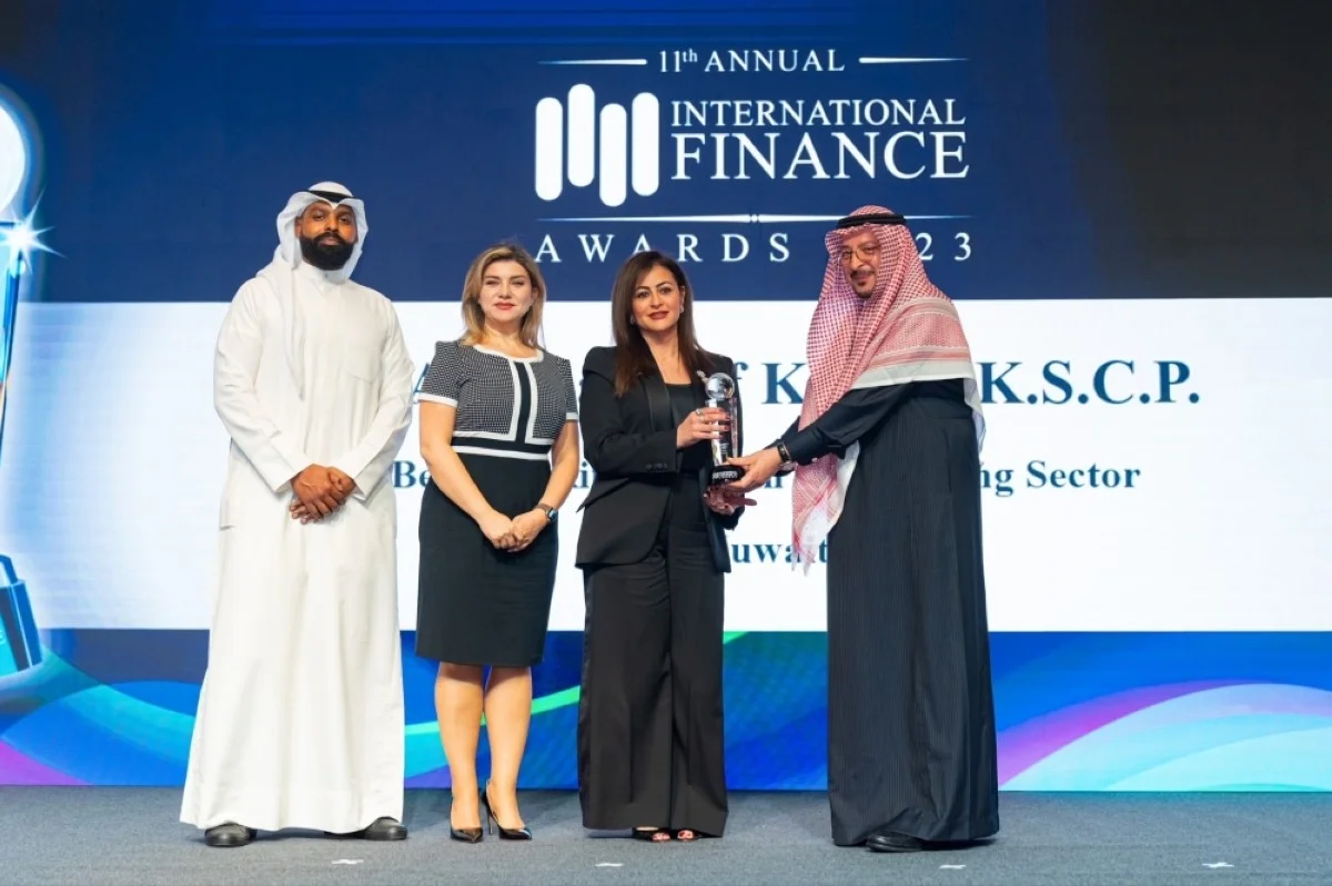 Afrah Al-Arbash receives the Best Workplace in the Banking Sector Award.