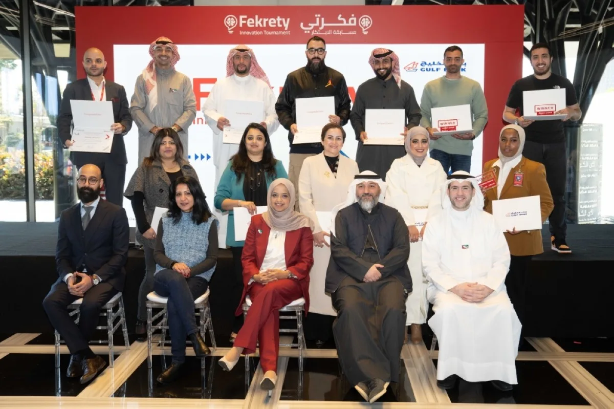 Mai Al-Owaish (center) poses for a photo with the innovators and the jury members.
