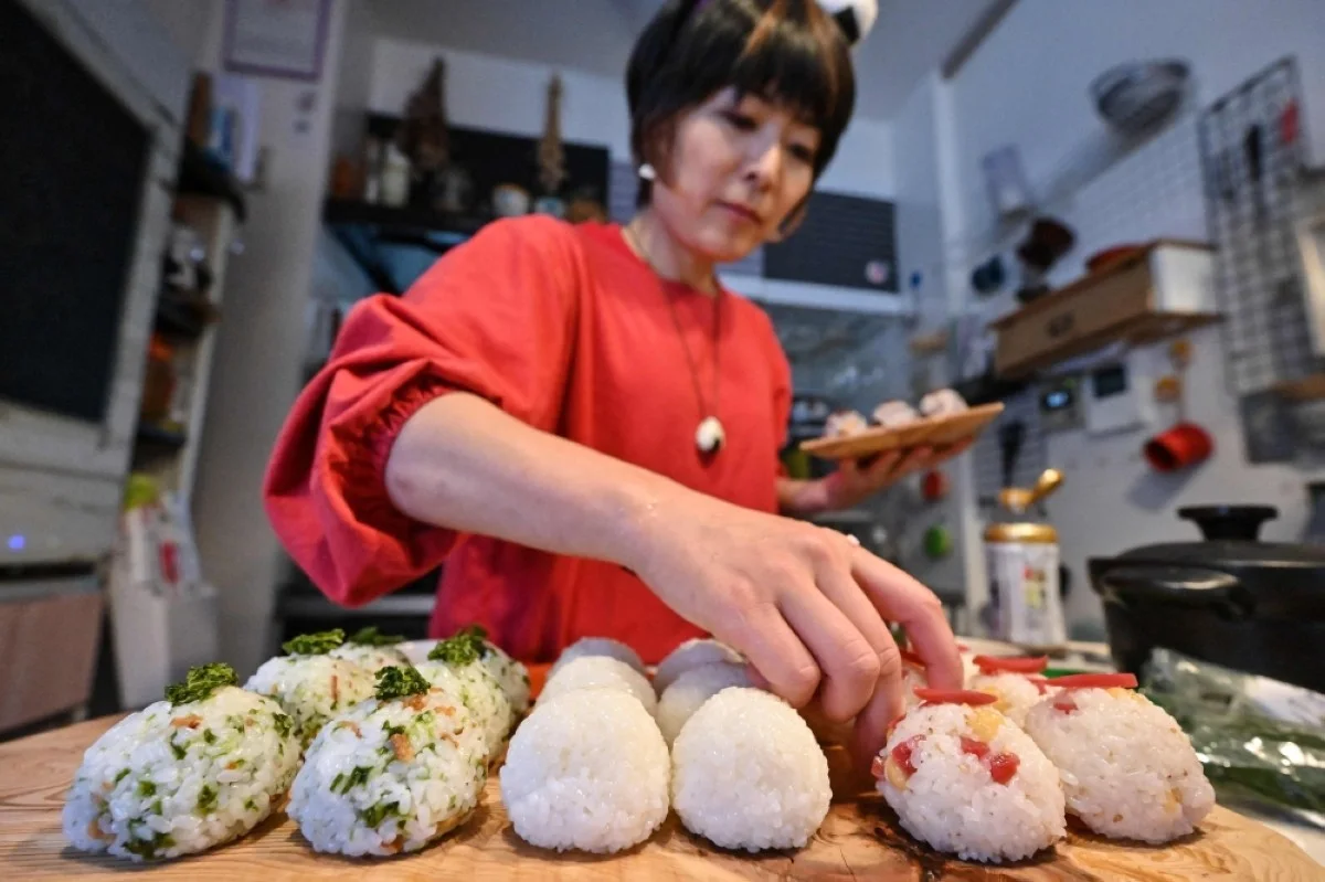TOKYO: Miki Yamada, who runs ‘Warai Musubi’ a catering service for ‘omusubi’—another name for ‘onigiri’ or rice balls, prepares rice balls at her home in Tokyo. – AFP photos