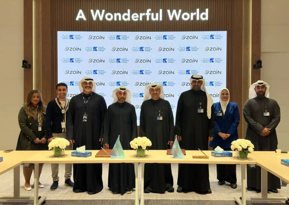 Meshari Bodai and Waleed Al Khashti with Zain and ktech officials.