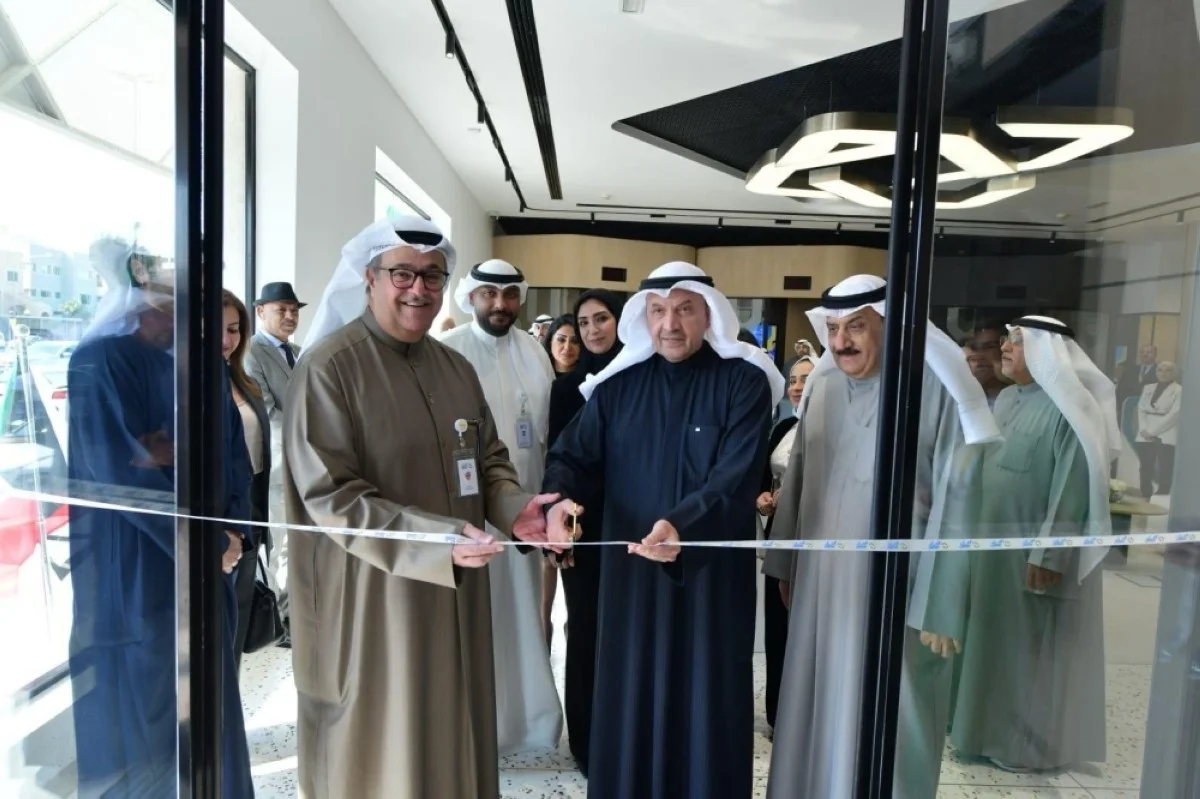 Abdulla Al-Sumait and Loai Muqames cut the ribbon to officially inaugurate the new branch.