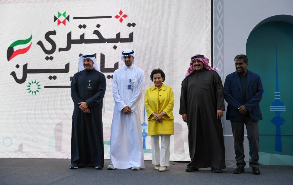 Bader Al Kharafi and Nawaf Algharabally honor the stars of Zain’s TVC: Sanaa Alkharraz, Sulaiman Al Daikan, and Salem Sayyar Al Enzi.