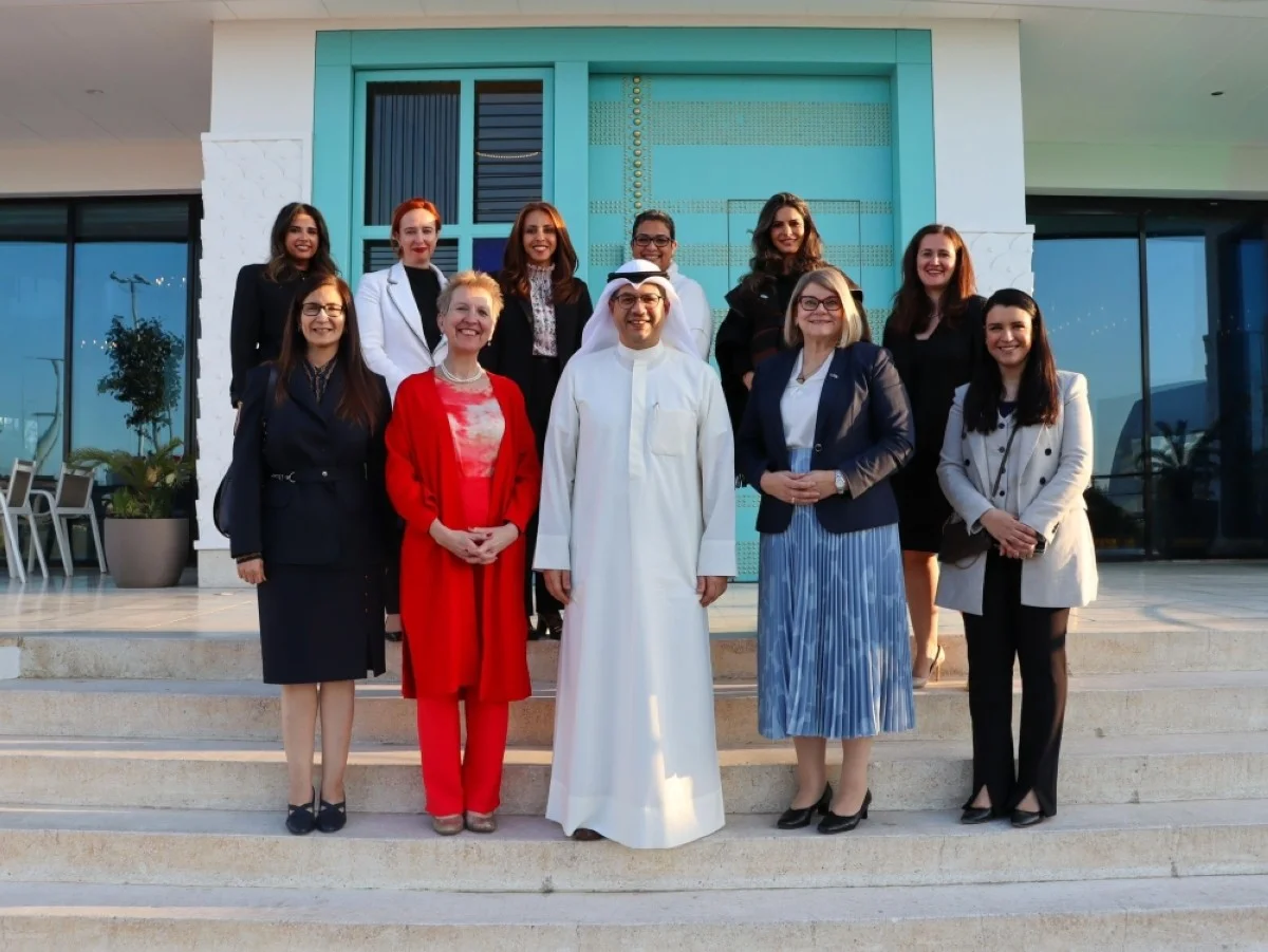A group photo of Gulf Bank leaders and employees with the guests after the panel discussion.