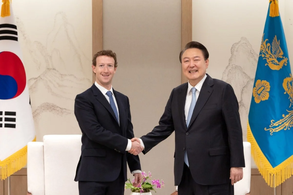 SEOUL: This handout photo taken on February 29, 2024 and released by South Korean Presidential Office via Yonhap shows South Korean President Yoon Suk Yeol ( R ) shaking hands with Mark Zuckerberg (L), head of US tech giant Meta, during their meeting at Yoon’s office in Seoul.—AFP