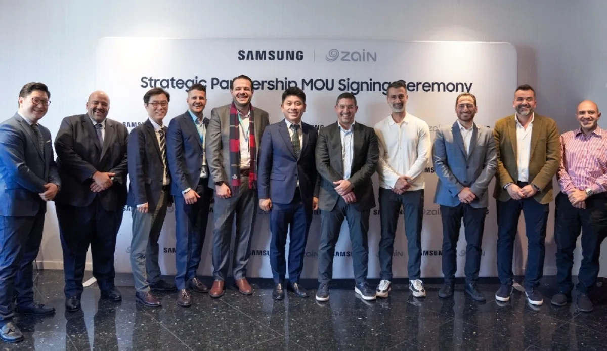 Al-Gharabally and Lee with Zain and Samsung executives.