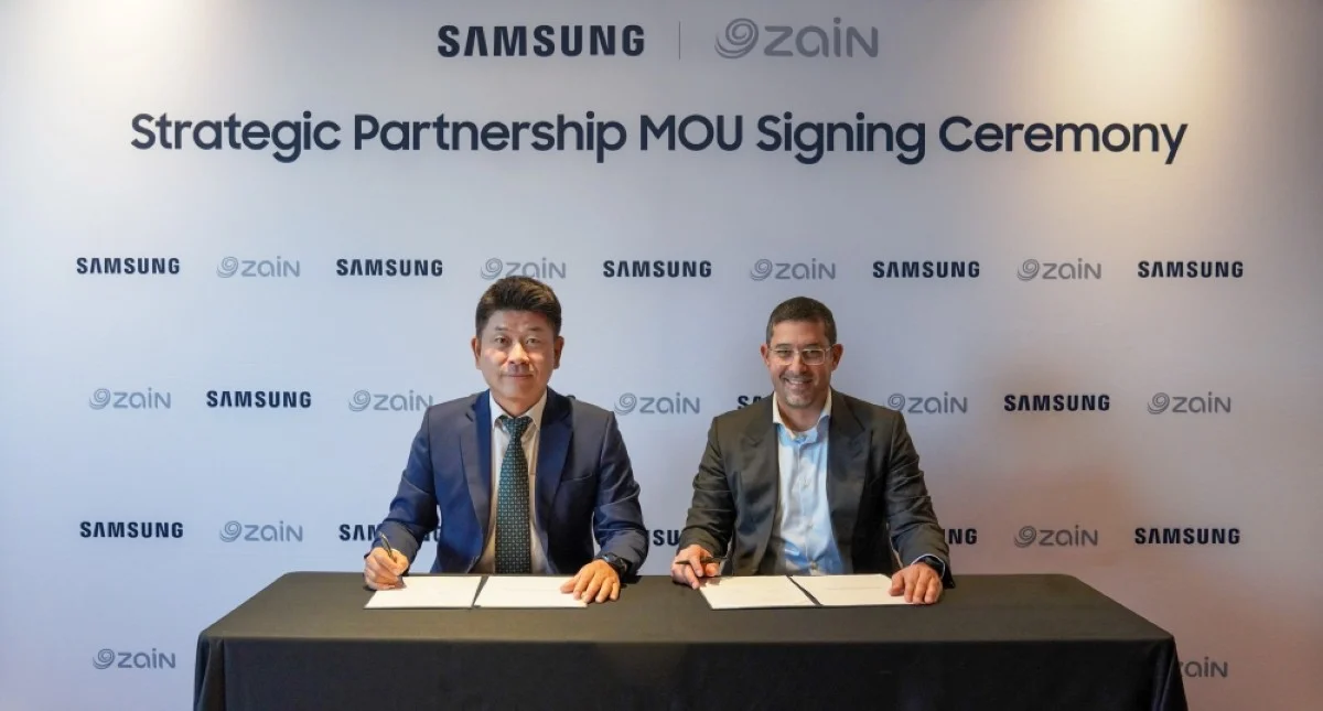 Nawaf Al-Gharabally (right) and Doohee Lee sign the MoU.