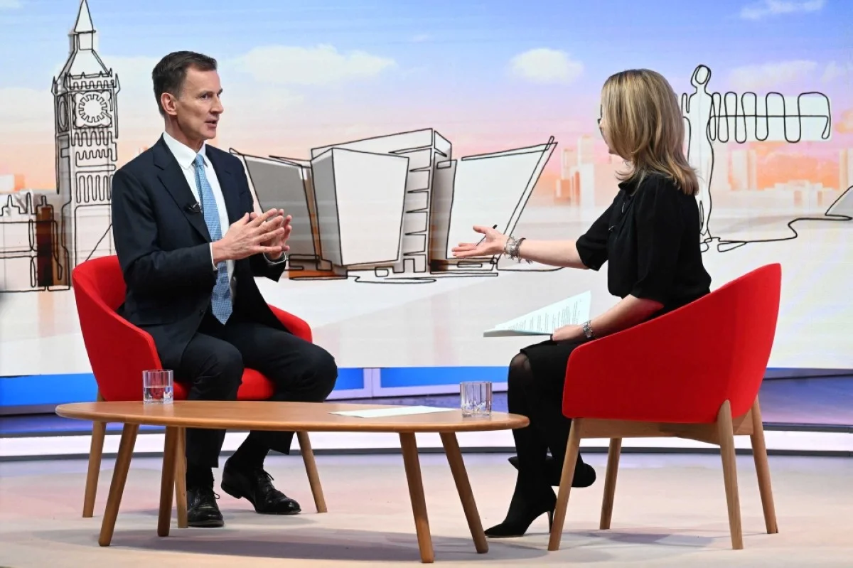 LONDON: A handout picture released by the BBC, taken and received on March 3, 2024, shows Britain's Chancellor of the Exchequer Jeremy Hunt appearing on the BBC's 'Sunday Morning' political television show with journalist Laura Kuenssberg. --AFP