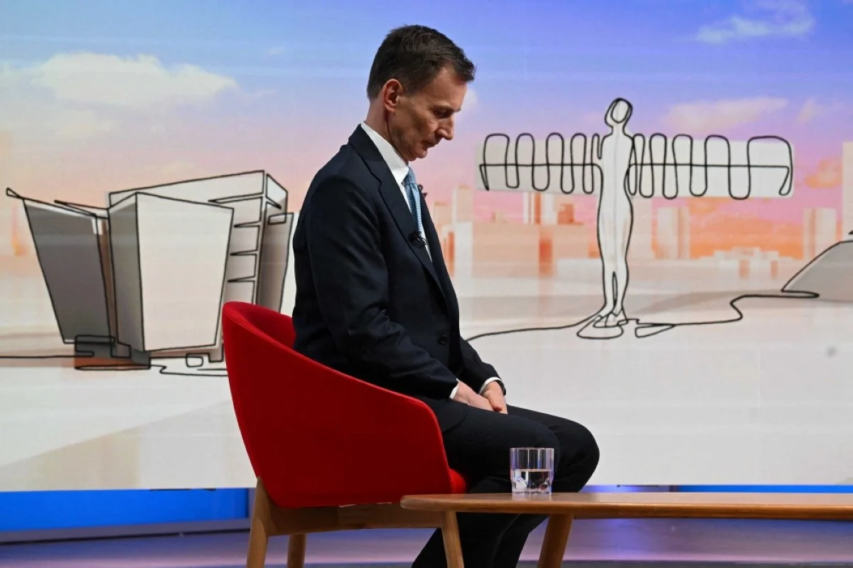 LONDON: A handout picture released by the BBC shows Britain's Chancellor of the Exchequer Jeremy Hunt appearing on the BBC's 'Sunday Morning' political television show with journalist Laura Kuenssberg. -- AFP