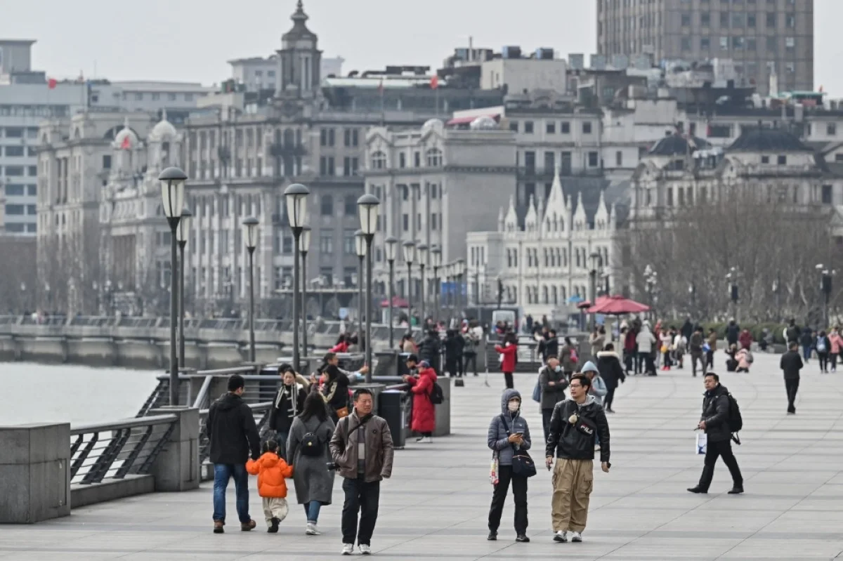 SHANGHAI: People visit the Bund promenade along the Huangpu river in Shanghai on March 6, 2024. -- AFP