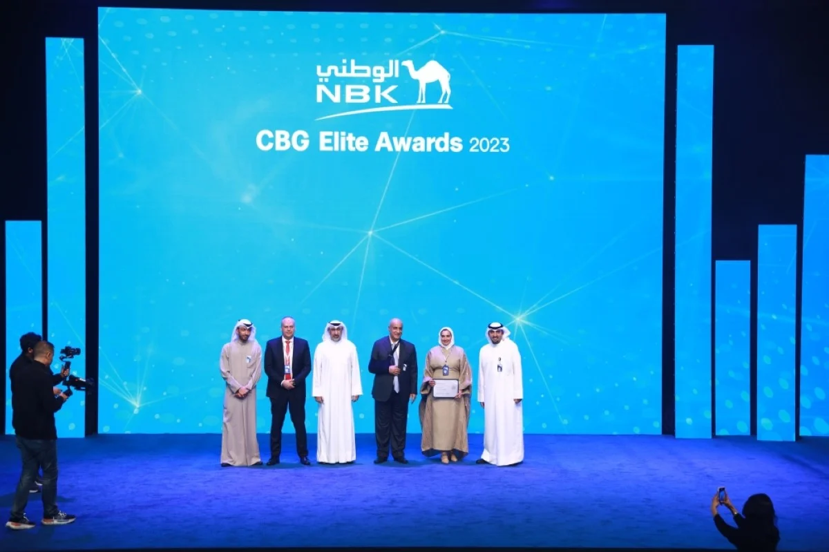 Salah Al-Fulaij honoring employees.