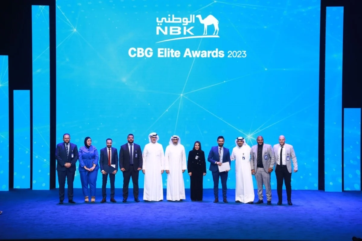 Shaikha Al-Bahar honoring employees.