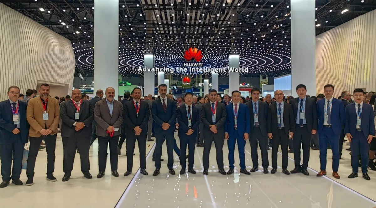 Nawaf Al-Gharabally and Steven Yi with Zain and Huawei executives.