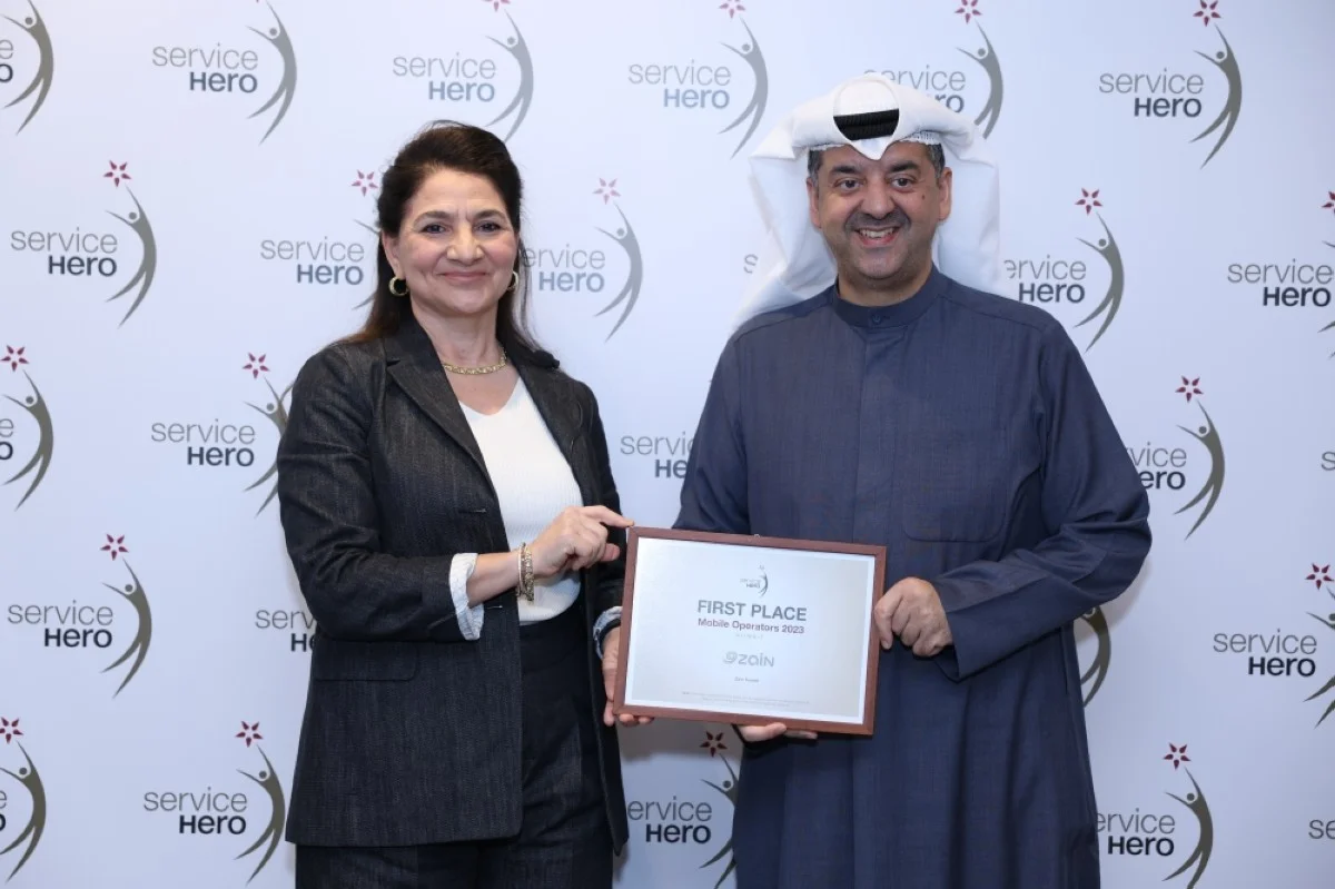 Waleed Al-Khashti receives Zain’s awards from Faten Abu-Ghazaleh.