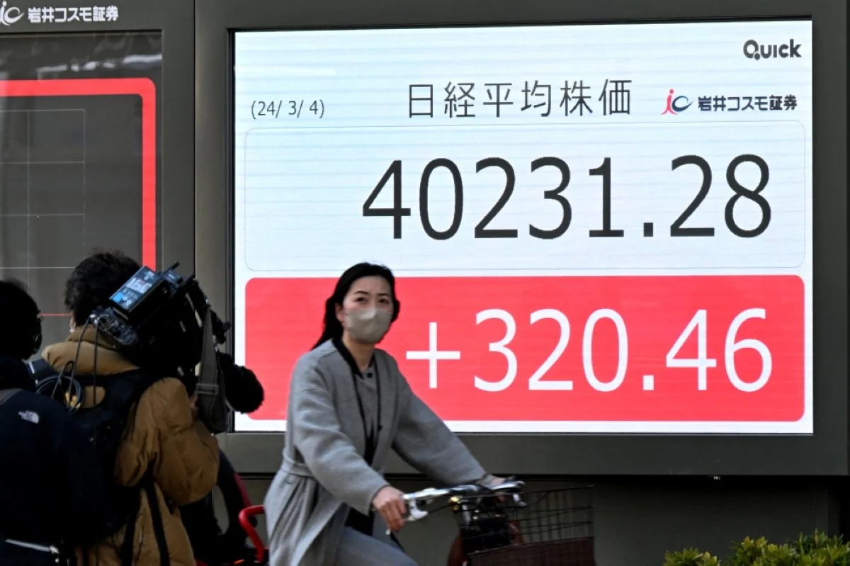 TOKYO: An electronic board displays a share price of the Nikkei index of the Tokyo Stock Exchange in Tokyo. – AFP
