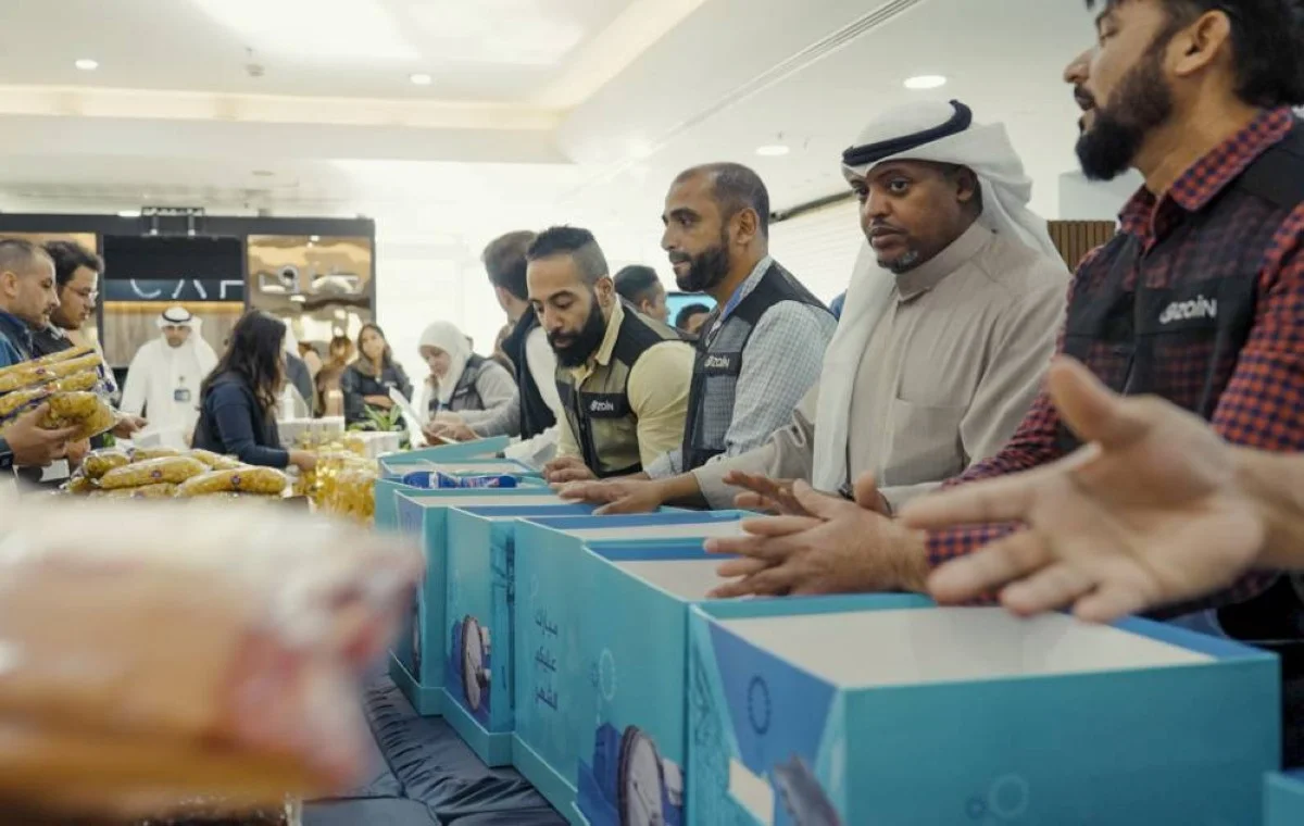 Members of the Zain Alshuhoor volunteer team pack the food supplies.
