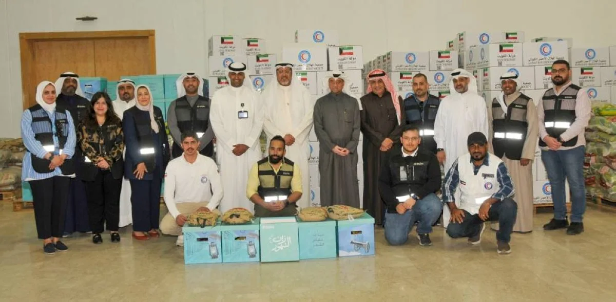 Abdulrahman Al Oun with Zain and KRCS volunteers.