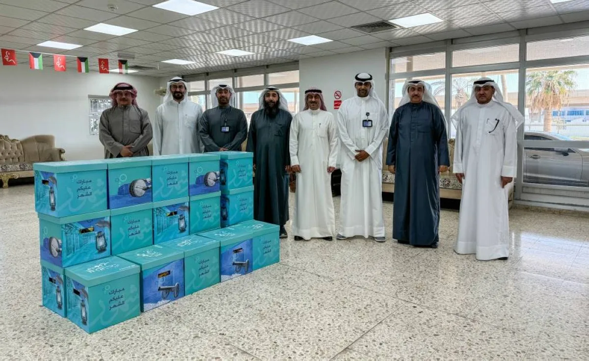 Abdulaziz Al Mutairi and Hamad Al Musaibeeh with Zain and ‘Social Affairs’ officials.