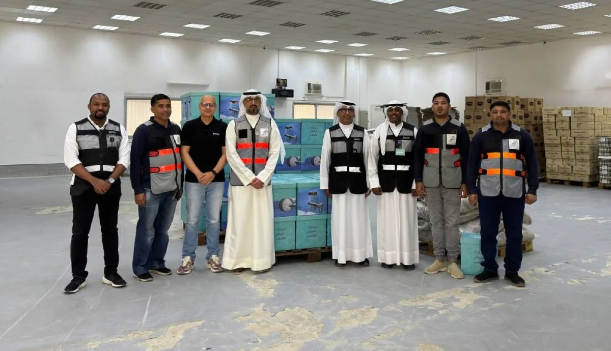 Zain volunteers and Kuwait Food Bank officials at the Bank’s stores.