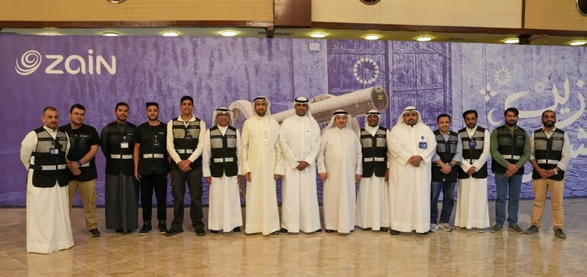 Ali Shadad and Hamad Al Musaibeeh with Zain’s volunteers and Grand Mosque officials.