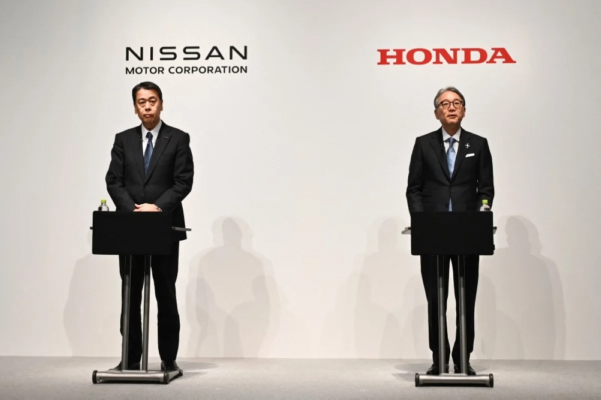 TOKYO: Makoto Uchida, president and CEO of Nissan (left) and Toshihiro Mibe, Honda director, president and representative executive officer attend a joint press conference in Tokyo on March 15, 2024. -- AFP