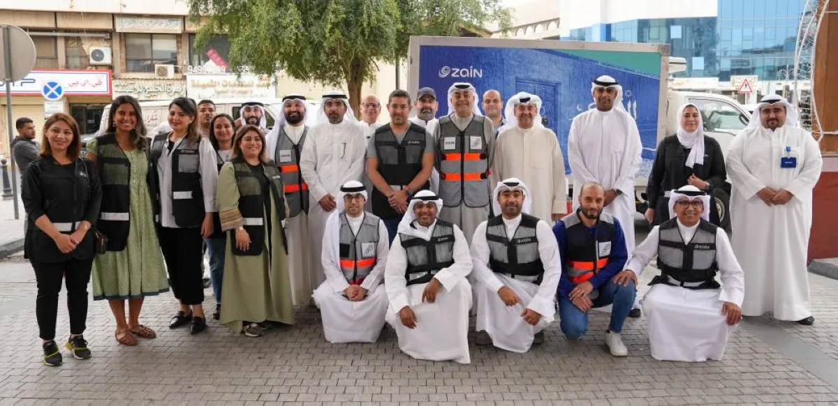 Nawaf Algharabally and Meshal Al Ansari with Zain and Food Bank officials and volunteers.