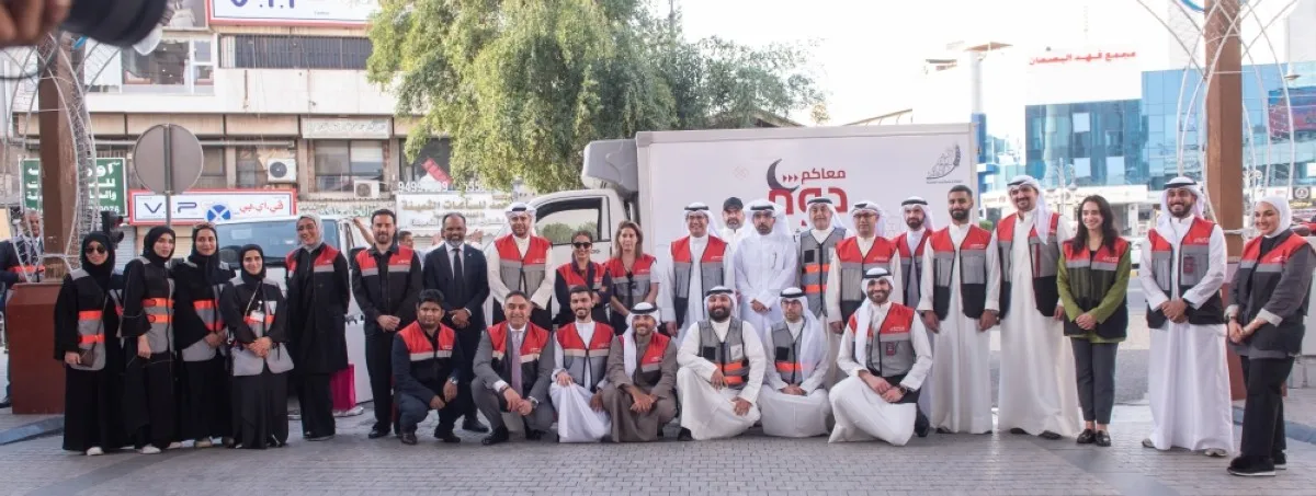 Gulf Bank and Kuwait Food Bank officials with Sawa’ed Al-Khaleej volunteers pose for a group photo.