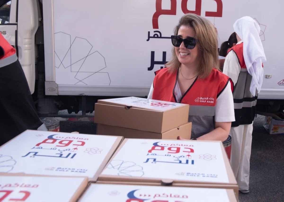 Najla Al-Eisa distributes iftar meals