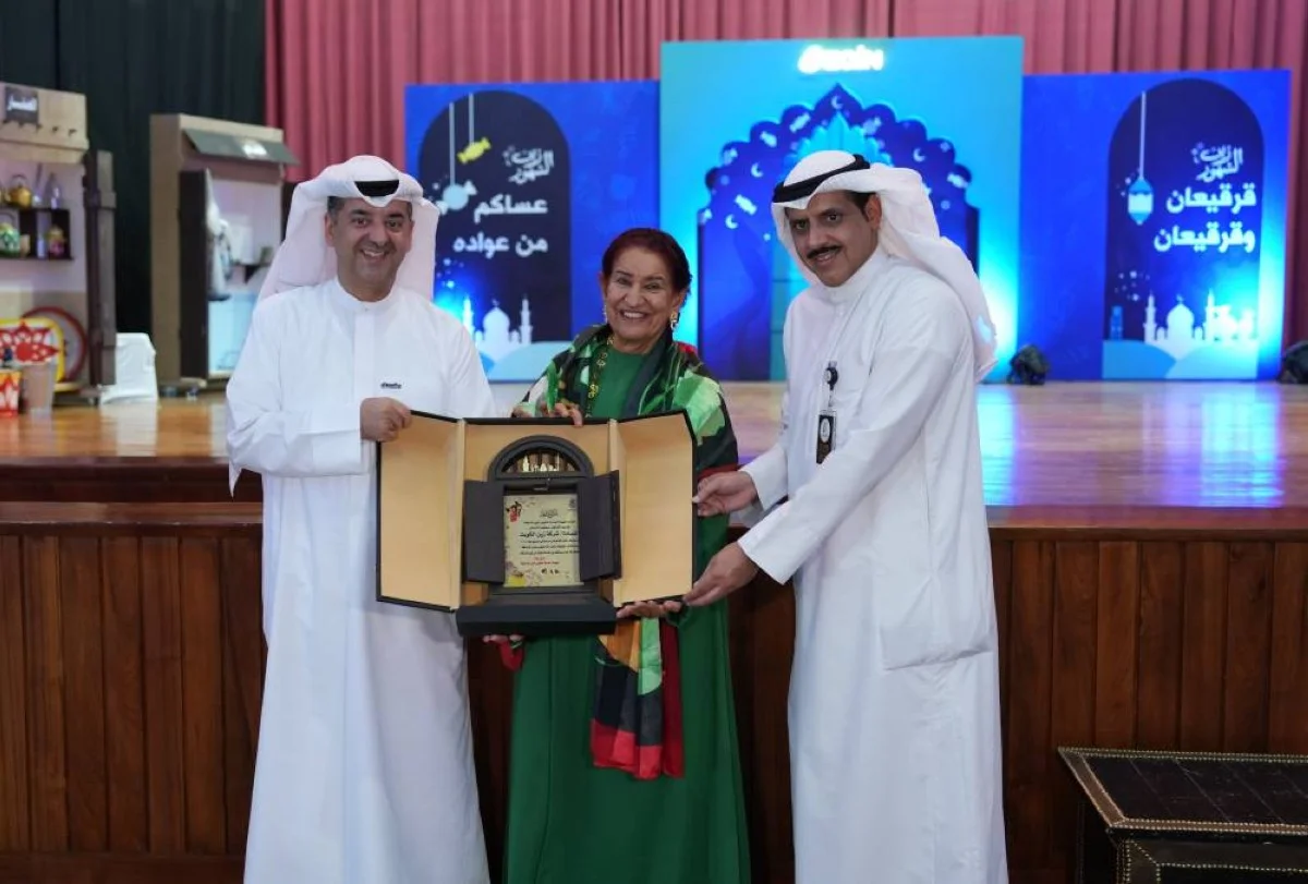 Al Mutairi and Sheikha Sheikha Al Sabah honor Al Khashti for Zain’s support.