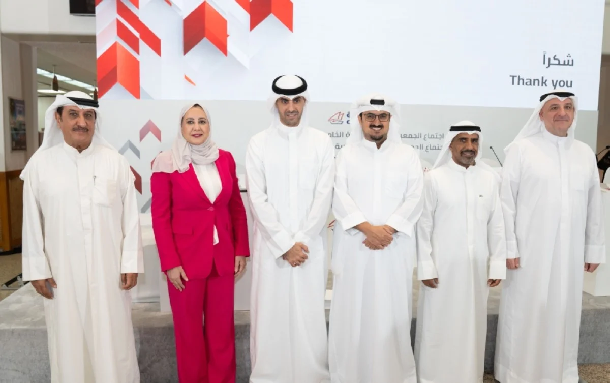 Bader Nasser Al-Kharafi (third left) with members of the Board of Directors and executive management officials of the Gulf bank.