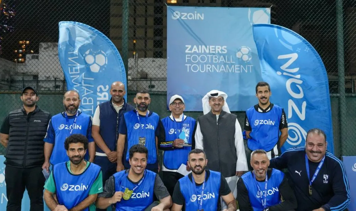 Waleed Al Khashti awards the first-place winners.