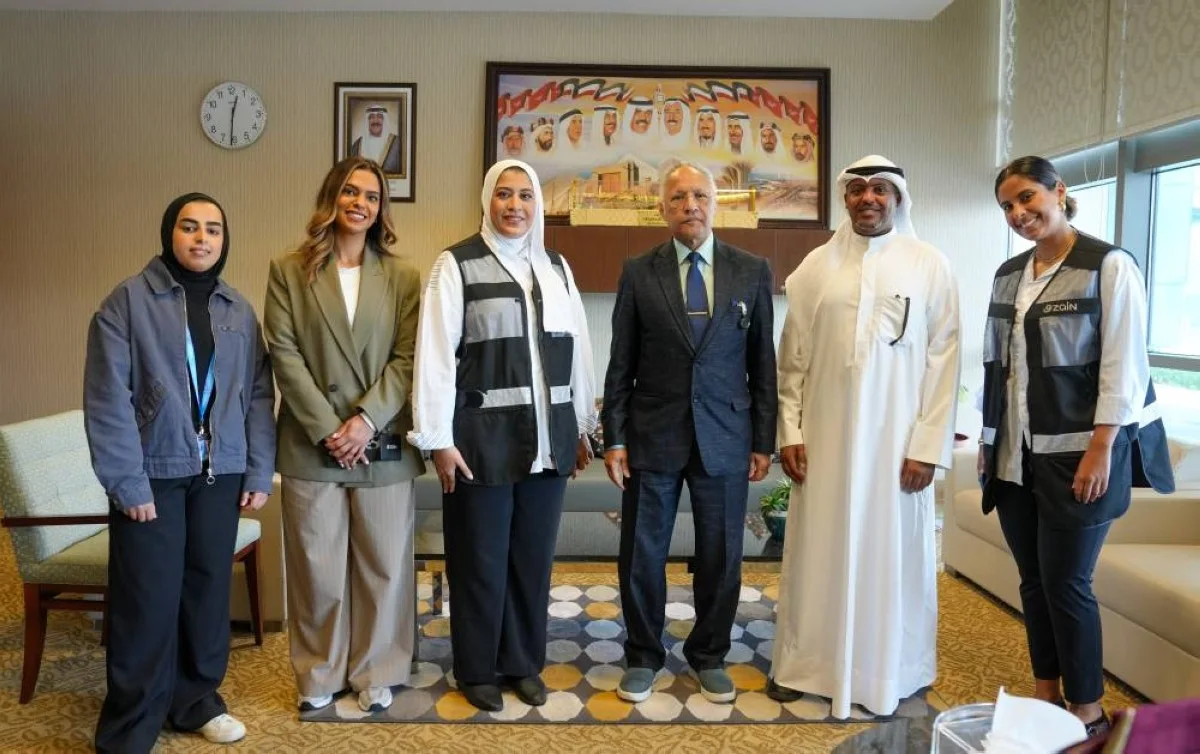 Dr. Waleed Al Busairi and Zain’s team at Jaber Al Ahmad Hospital.