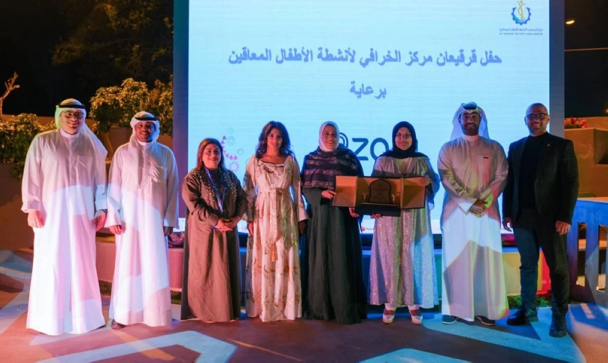 Aisha Al Salem honors Zain’s team.