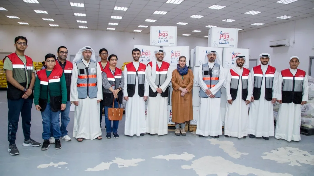 Najla Al-Eisa with Gulf Bank officials and Kuwait Food and Relief Bank volunteers.