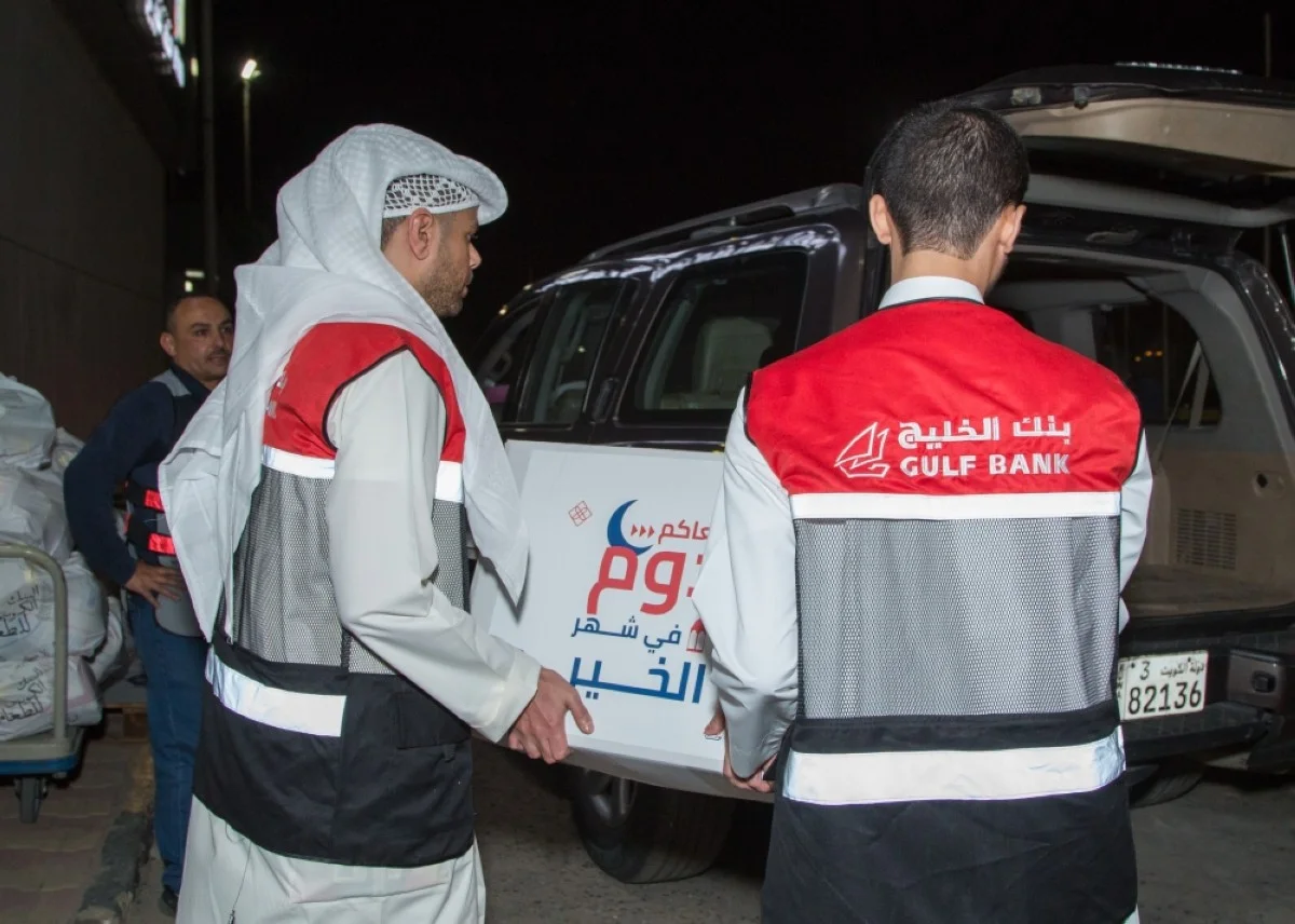 Gulf Bank team members distribute Ramadan magazines.