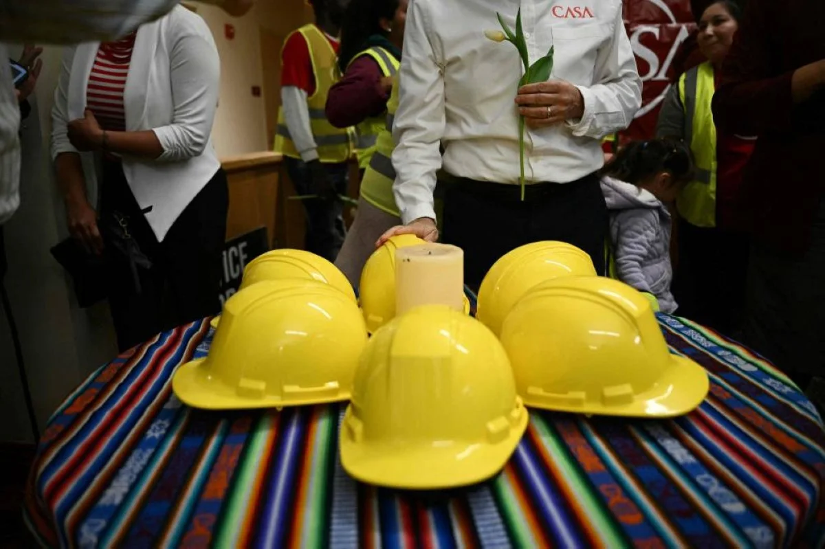 BALTIMORE: CASA Executive Director Gustavo Torres places his hand on a makeshift memorial as Baltimore workers attend a press conference to honor families and victims of the March 26 collapsed Francis Scott Key Bridge after it was struck by the container ship Dali, in Baltimore, Maryland, on March 29, 2024. - AFP
