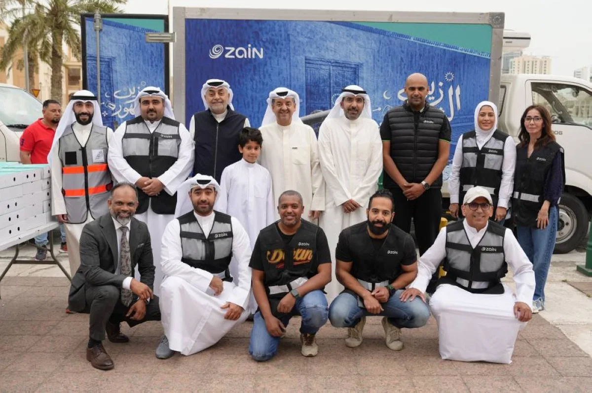 Al Khashti and Al Ansari with Zain and Food Bank teams.