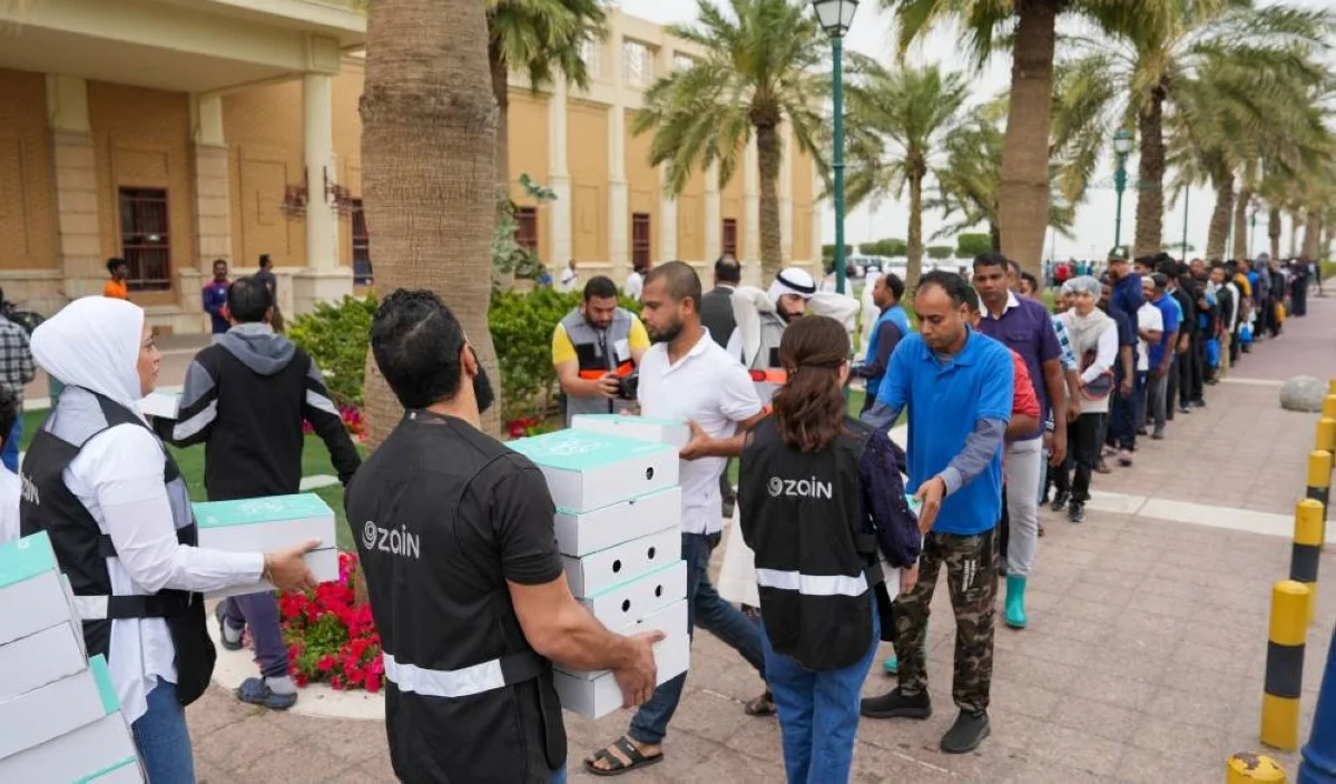 Zain volunteers delivering Iftar meals.