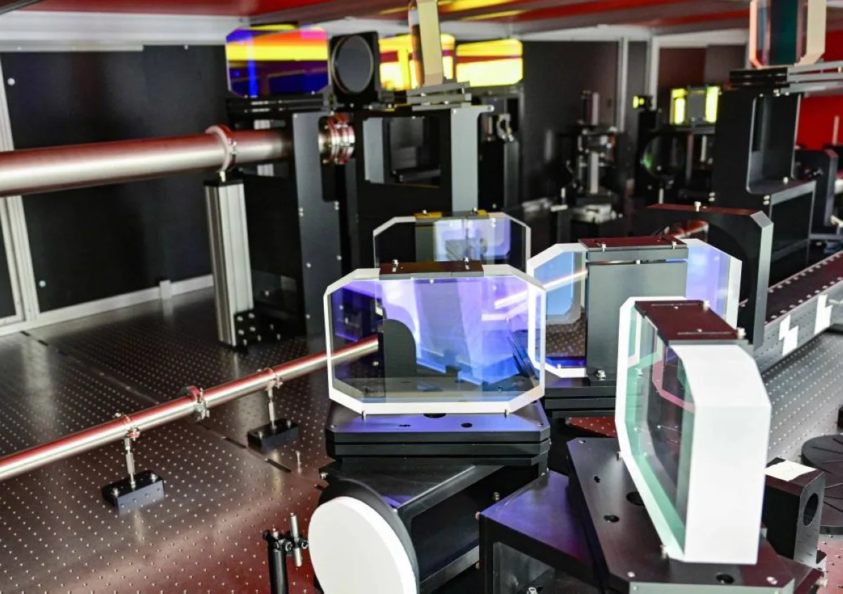 Partial view of the special mirrors systems used for light amplification and light's noise filtering of laser beam of the