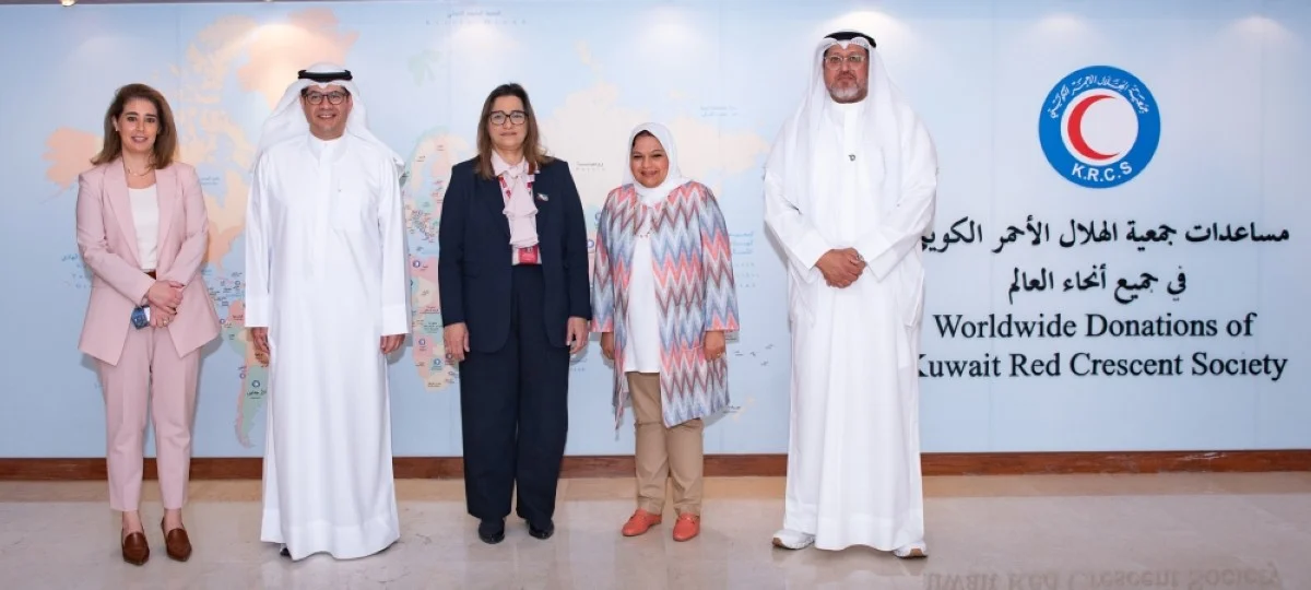 Officials of Gulf Bank and Kuwait Red Crescent Society pose for a group photo.