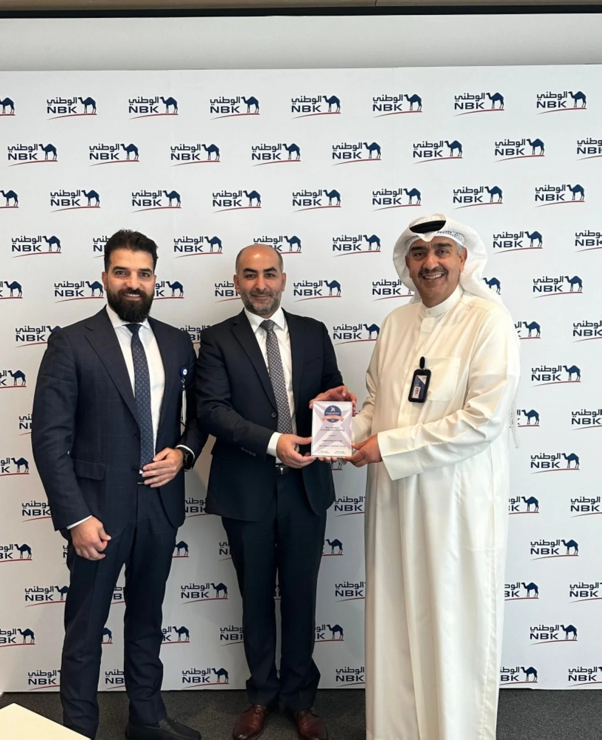 Emad Al-Ablani receives the Brandon Hall Group’s
Excellence Award.