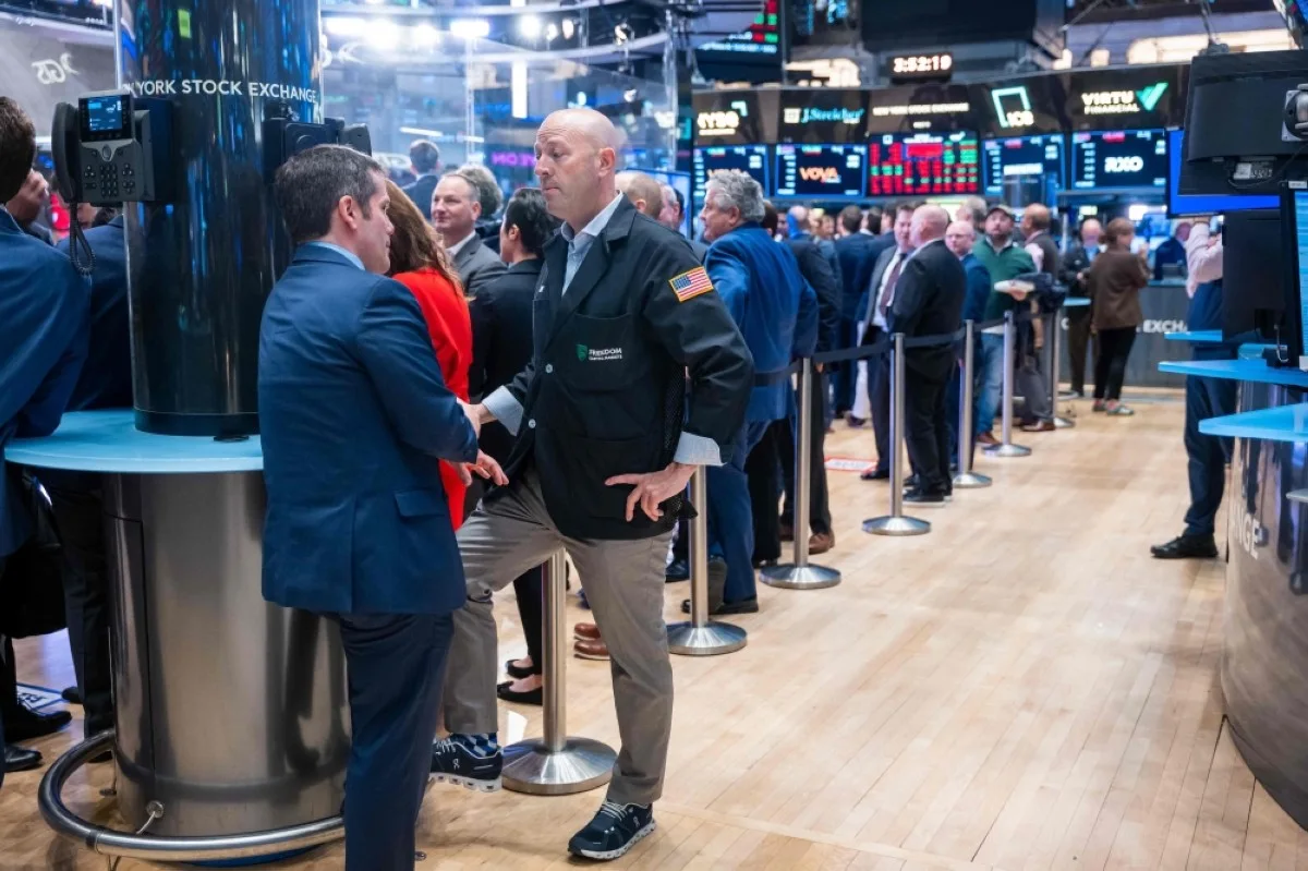 NEW YORK: Traders work on the floor of the New York Stock Exchange (NYSE) in New York City. As new inflation data released showed a continued rise, stocks fell across the board with the Dow falling over 400 points. – AFP