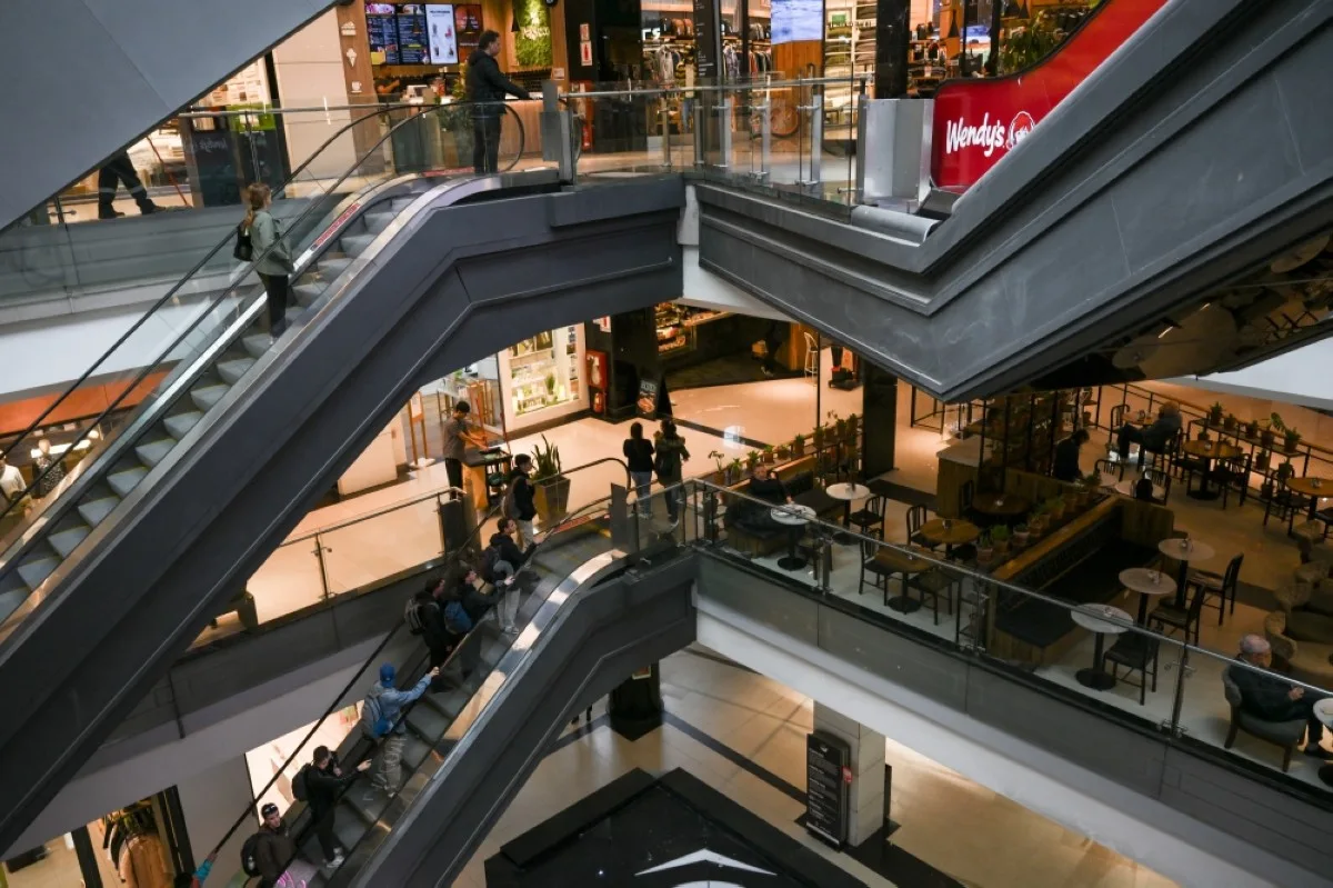 BUENOS AIRES: People use the escalators in a shopping mall in Buenos Aires on April 12, 2024. – AFP