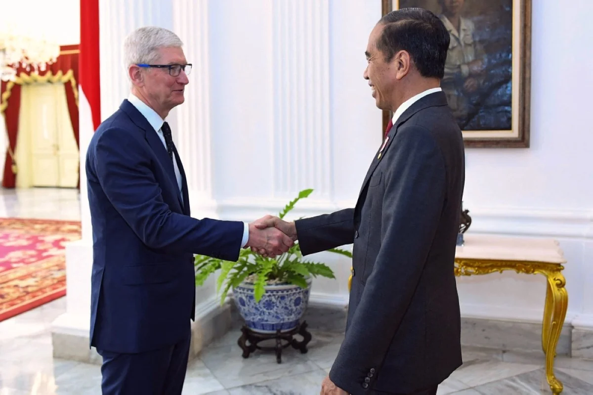 JAKARTA: This handout picture shows Indonesian President Joko Widodo (right) shaking hands with Apple CEO Tim Cook at the Merdeka Palace in Jakarta. - AFP