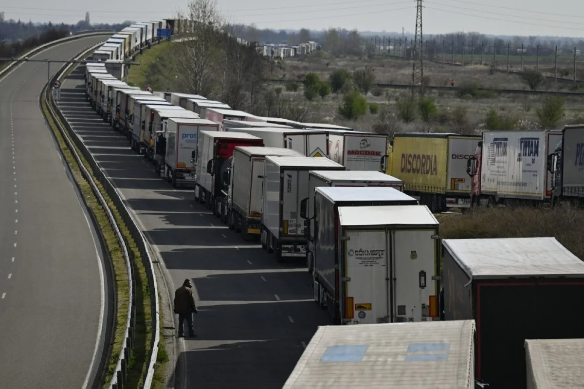 VIDIN: Trucks queue to enter to the Vidin-Calafat border point between Bulgaria and Romania, near Vidin, Bulgaria. - AFP