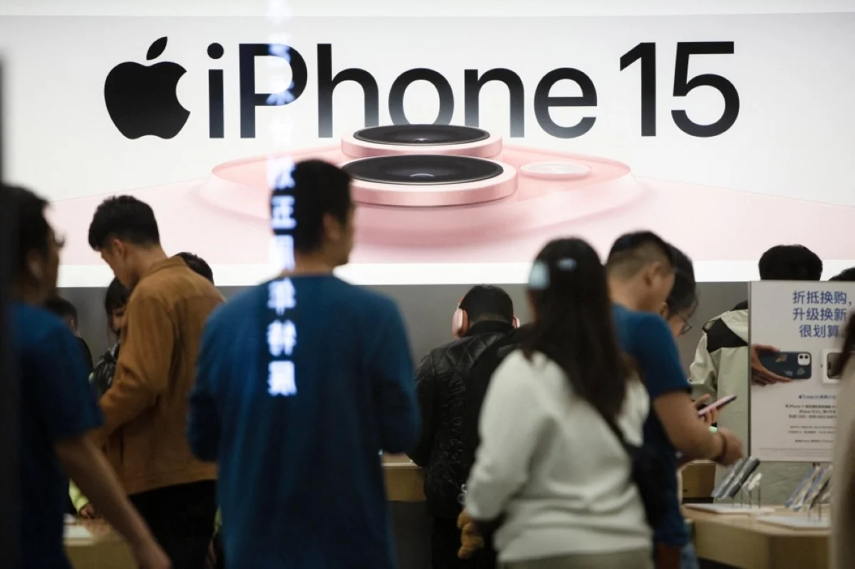 SHENYANG: This photo shows a poster for the new iPhone 15 at an Apple store in Shenyang, in China’s northeastern Liaoning province. – AFP