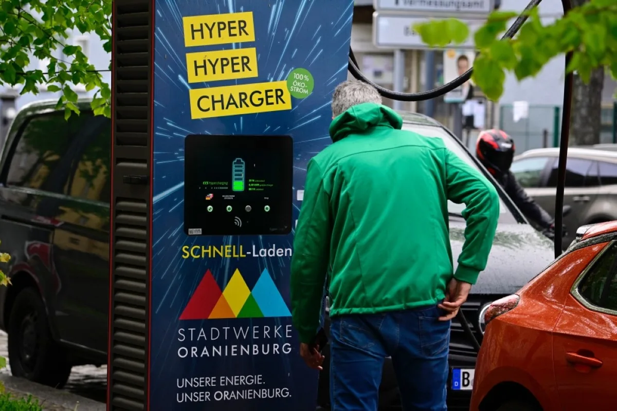 ORANIENBURG: A customer uses a charging station for electric cars of the city’s municipal energy supplier in Oranienburg, north of Berlin, Germany.- AFP
