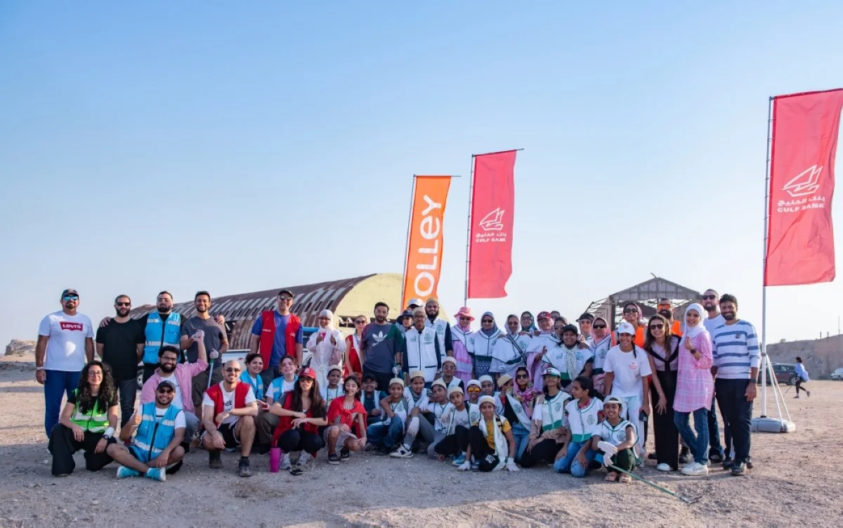 Group photo of bank employees participating in the initiative.